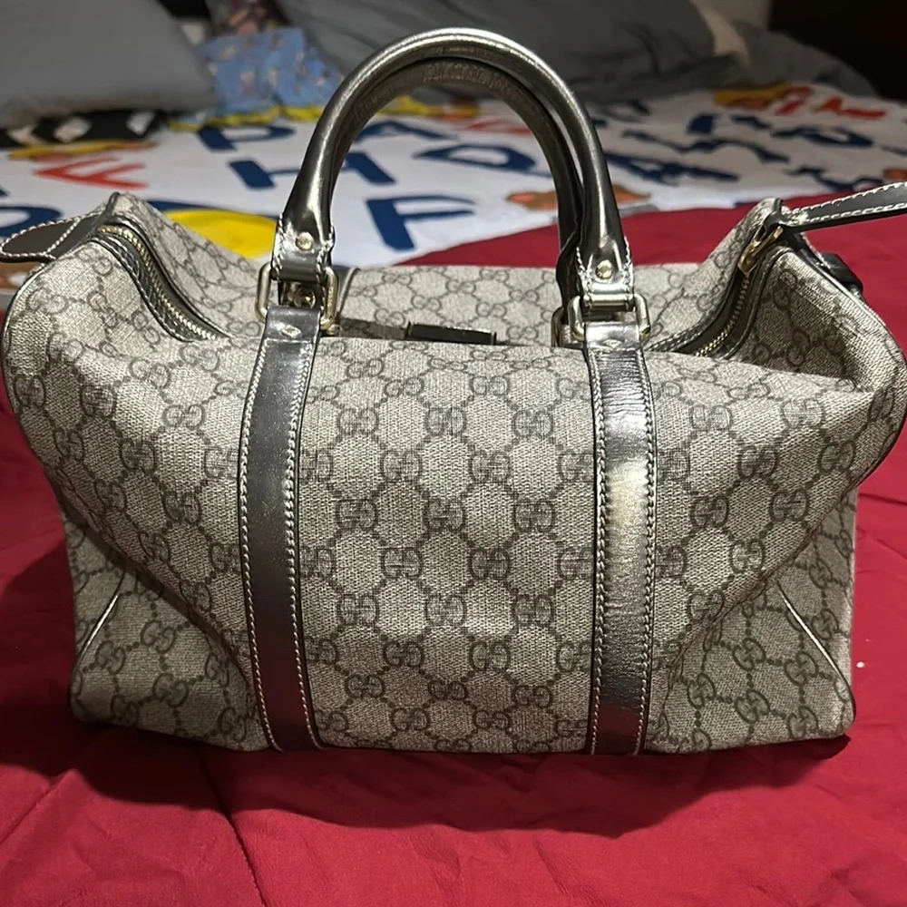 Gucci Gray Travel Bag with Monogram Pattern and Silver Trim - Picture 2 of 3